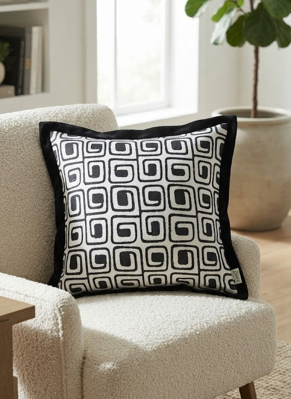 Geometric cushion cover (black and white)