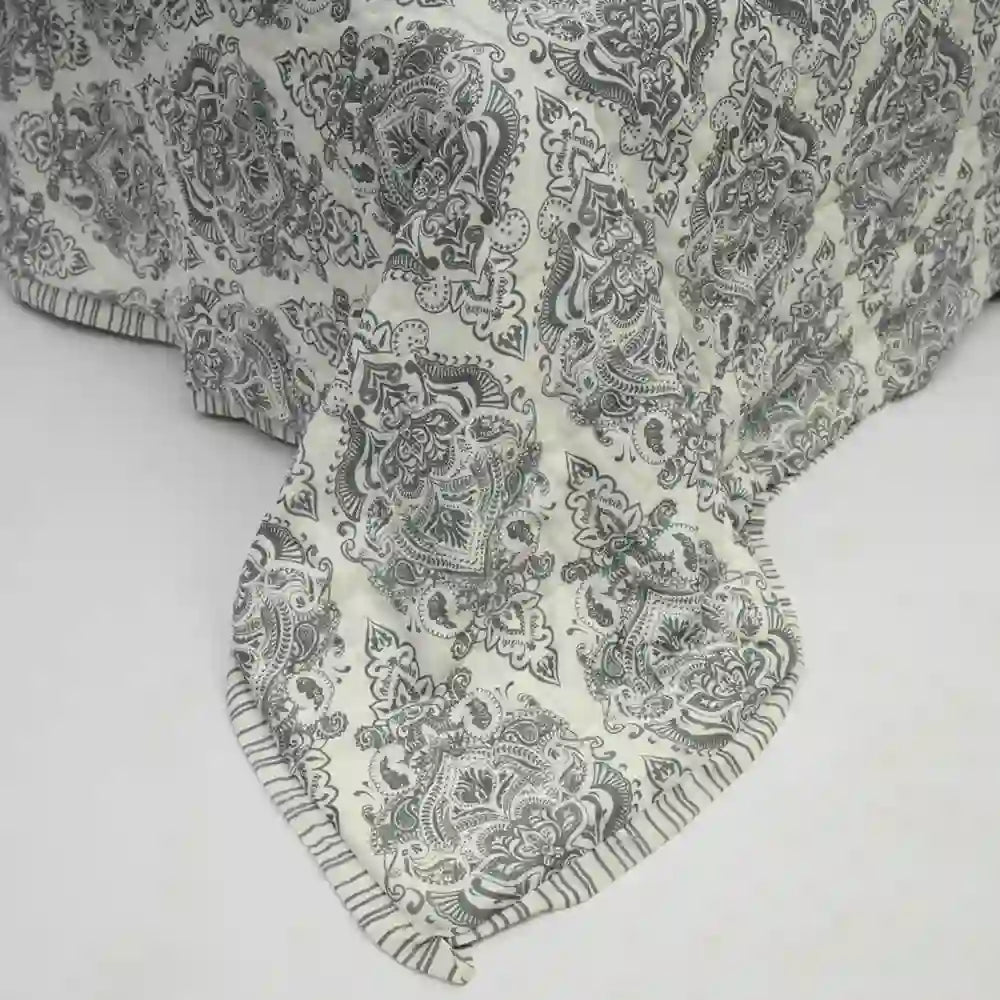 Damask Dreams cotton filled winter print medium quilt (Grey)