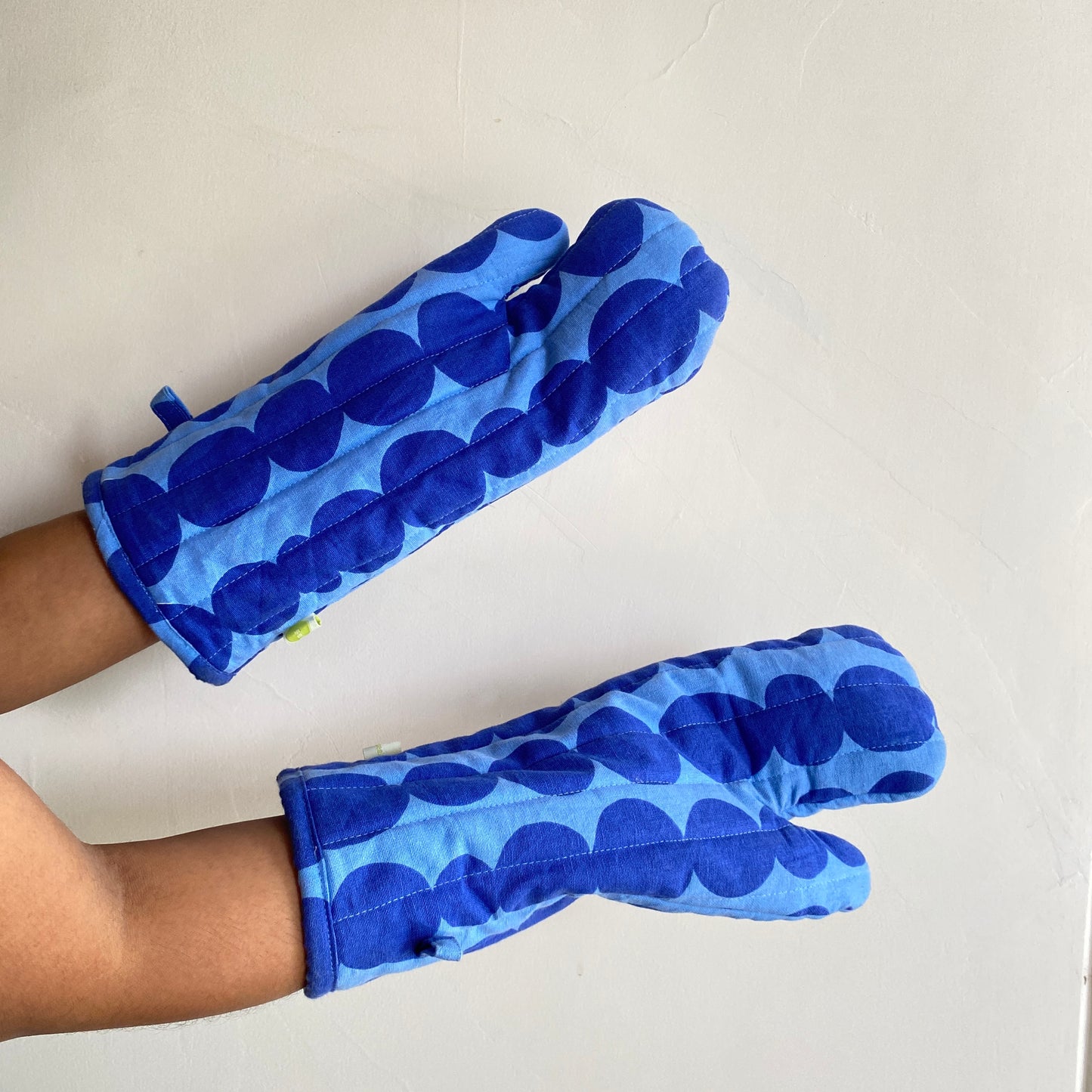 Indigo Orbit Quilted Cotton Oven Mittens – Set of 2 | Heat-Resistant Kitchen Gloves