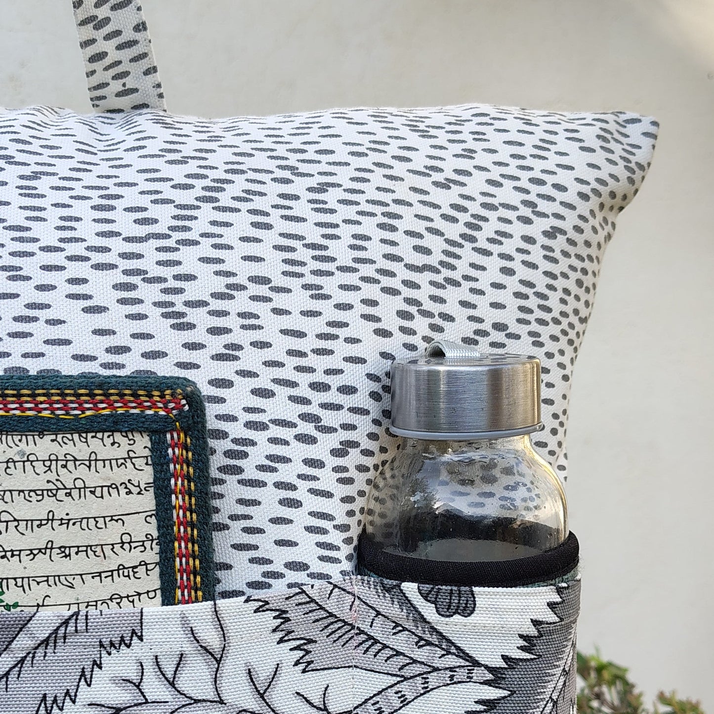 Flora Portable Reading Cushion cover with pocket