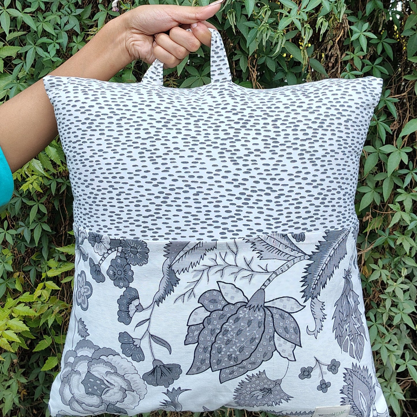 Flora Portable Reading Cushion cover with pocket