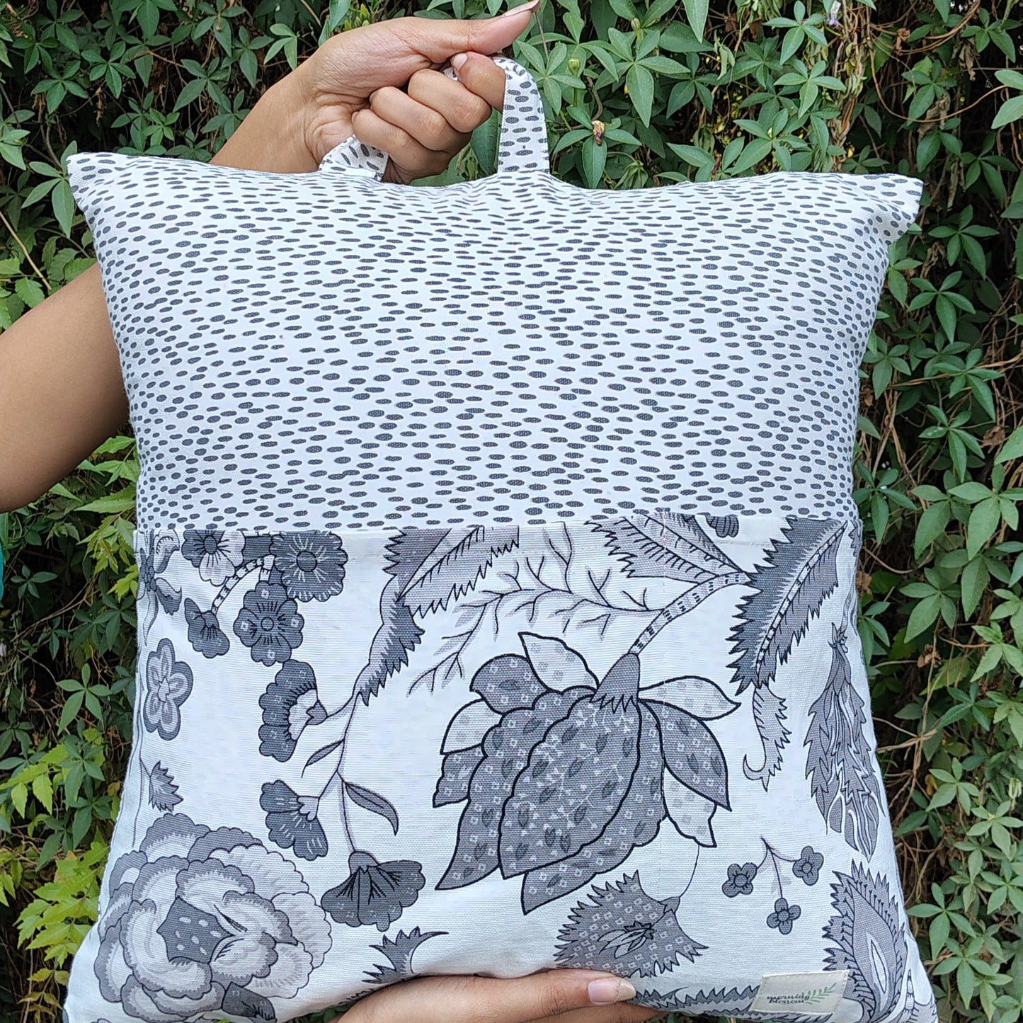 Flora Portable Reading Cushion cover with pocket