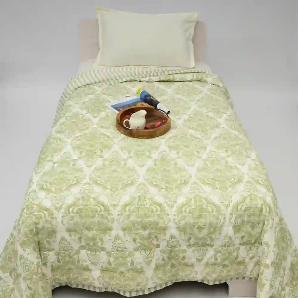 Damask Dreams cotton filled winter print medium quilt (Green)