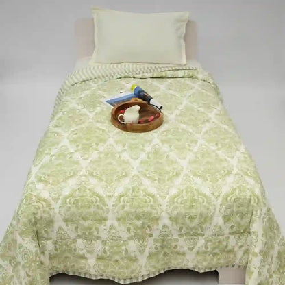 Damask Dreams cotton filled winter print medium quilt (Green)