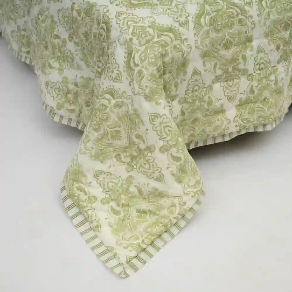 Damask Dreams cotton filled winter print medium quilt (Green)