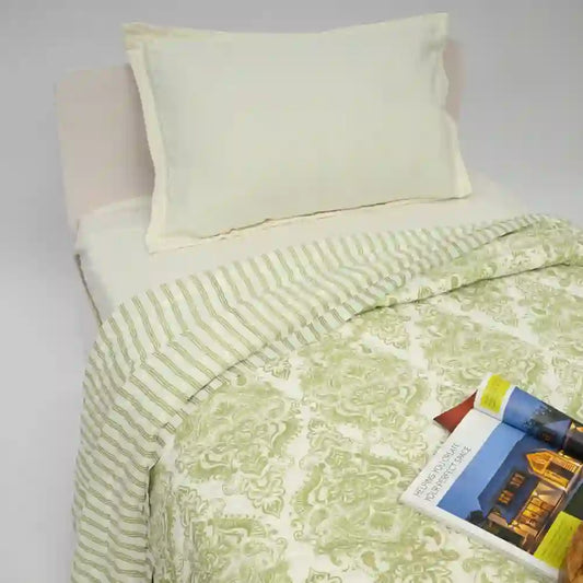 Damask Dreams cotton filled winter print medium quilt (Green)