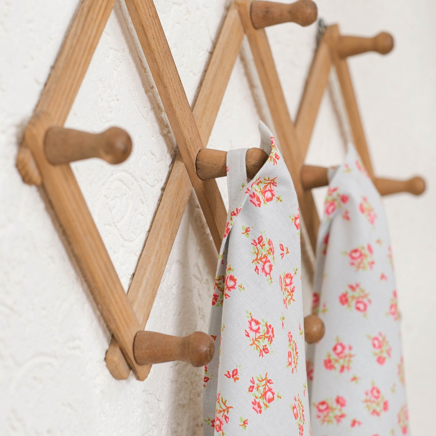 Vintage-Inspired Floral Kitchen Towels with loop (Set of 2)