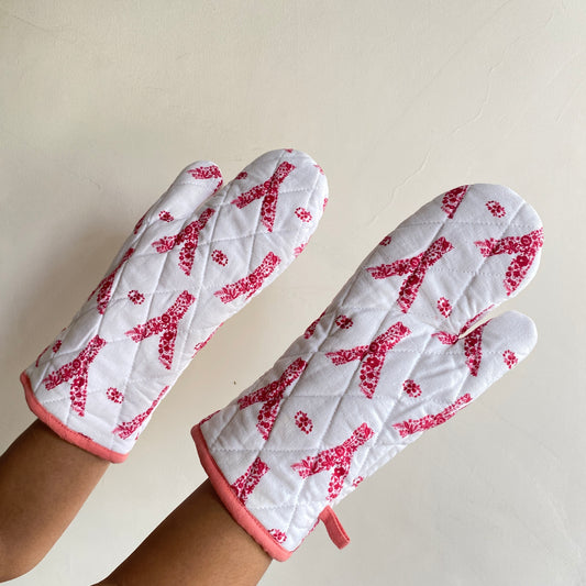 Y-Not Kitchen Mittens – Quilted Cotton Oven Gloves in Bold Red & White (Set of 2)