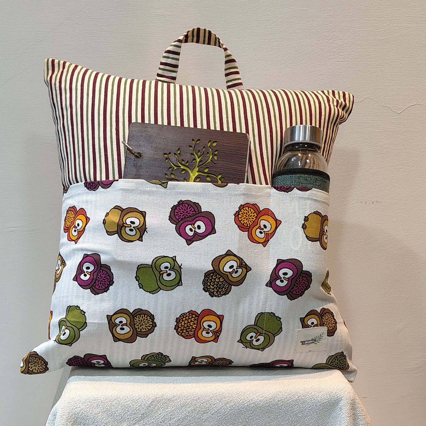 Owl Portable Reading Cushion with pocket
