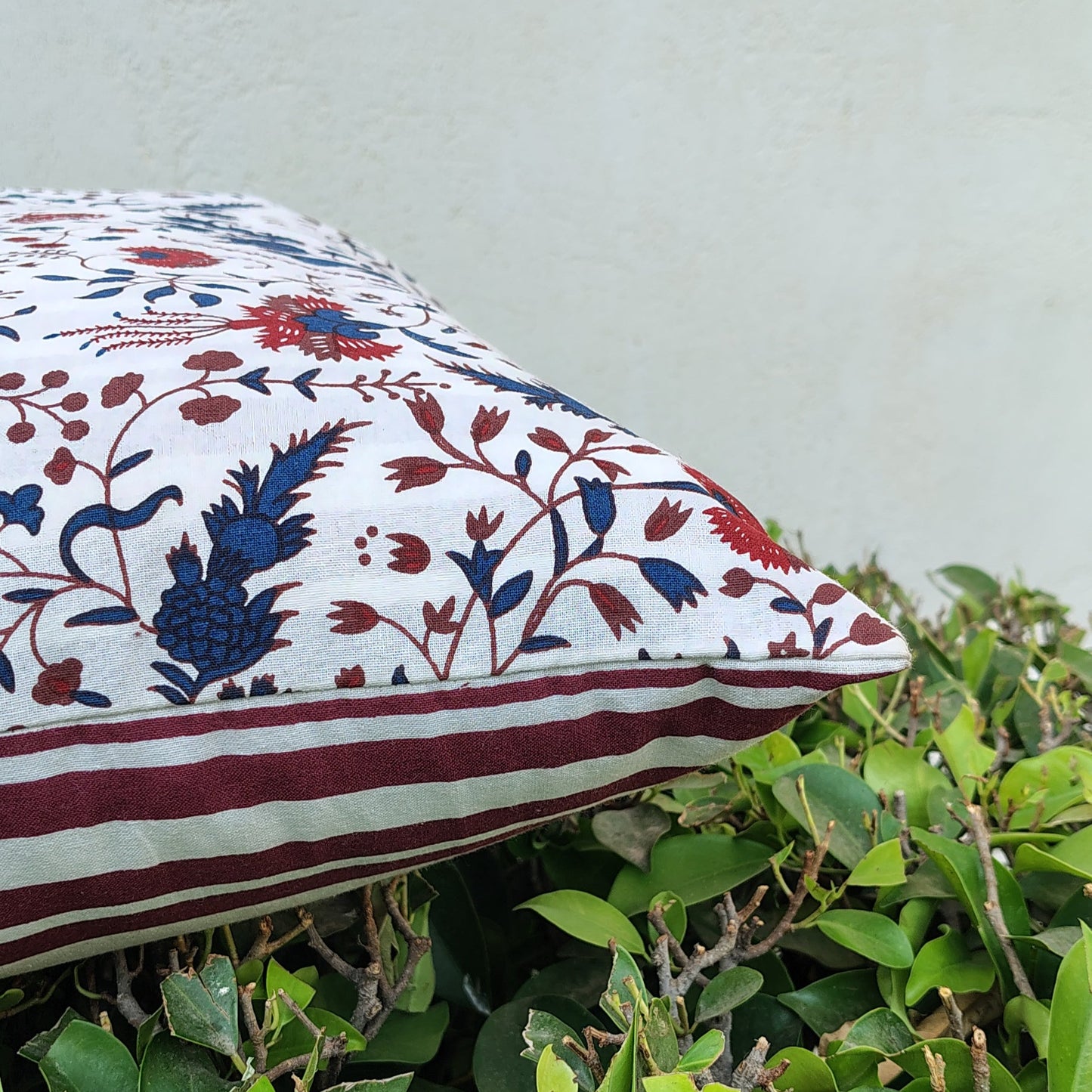 Gardenia Portable Reading Cushion with pocket