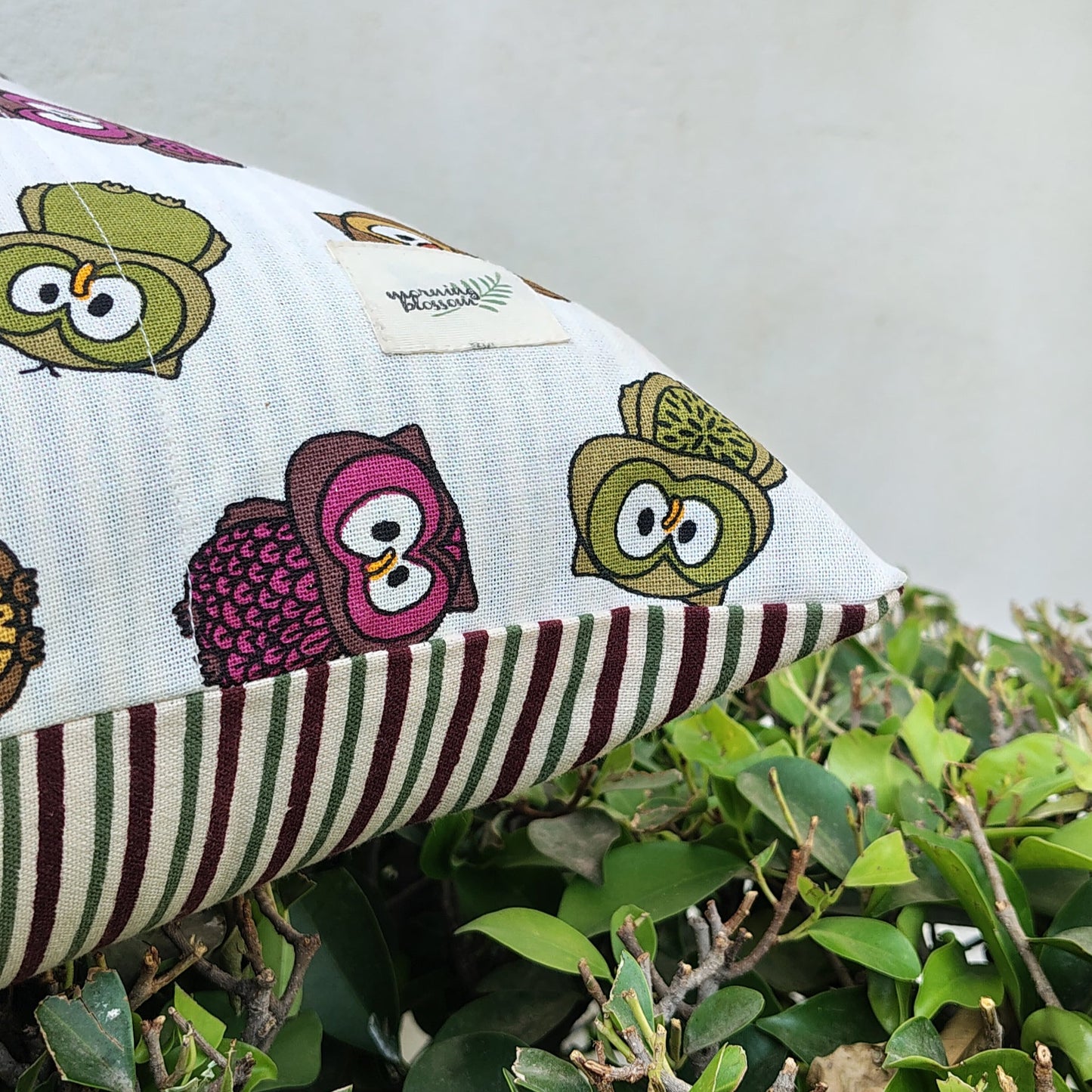 Owl Portable Reading Cushion with pocket