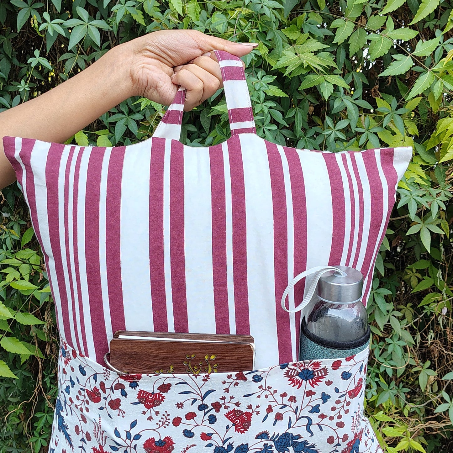 Gardenia Portable Reading Cushion with pocket