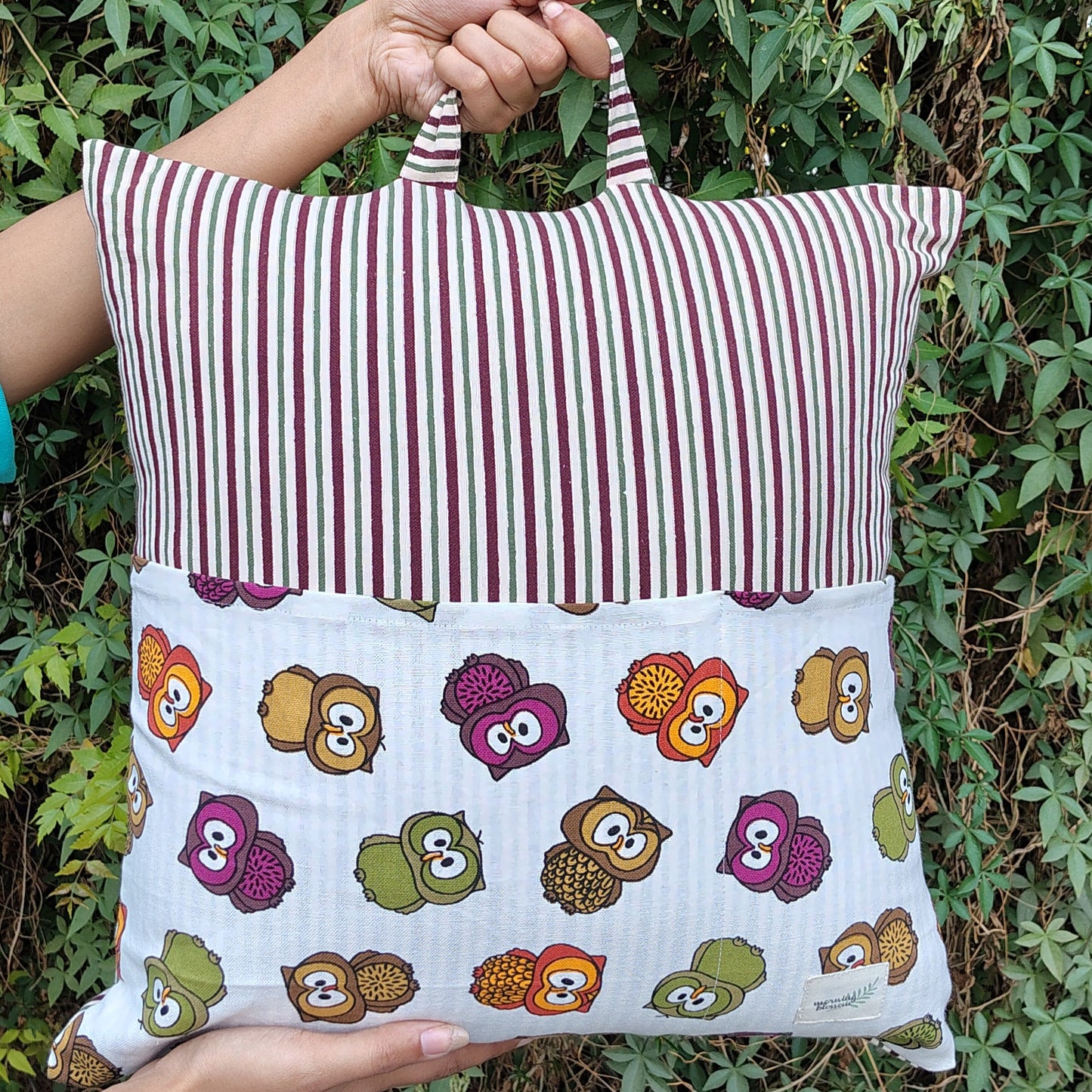Owl Portable Reading Cushion with pocket